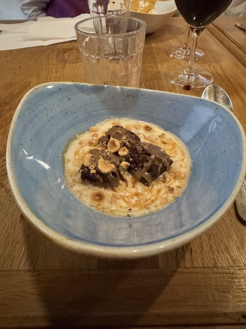Une viande mijotée avec une garniture crémeuse