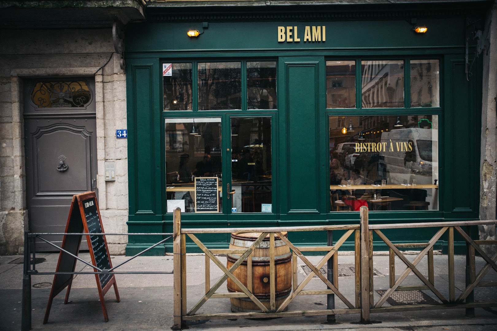 La façade verte de BEL AMI Bistrot à vins à Lyon